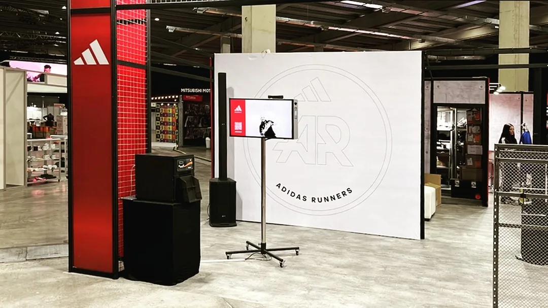 Puesta en escena de Egobox en un evento de Adidas, con la máquina y el espejo iluminado
