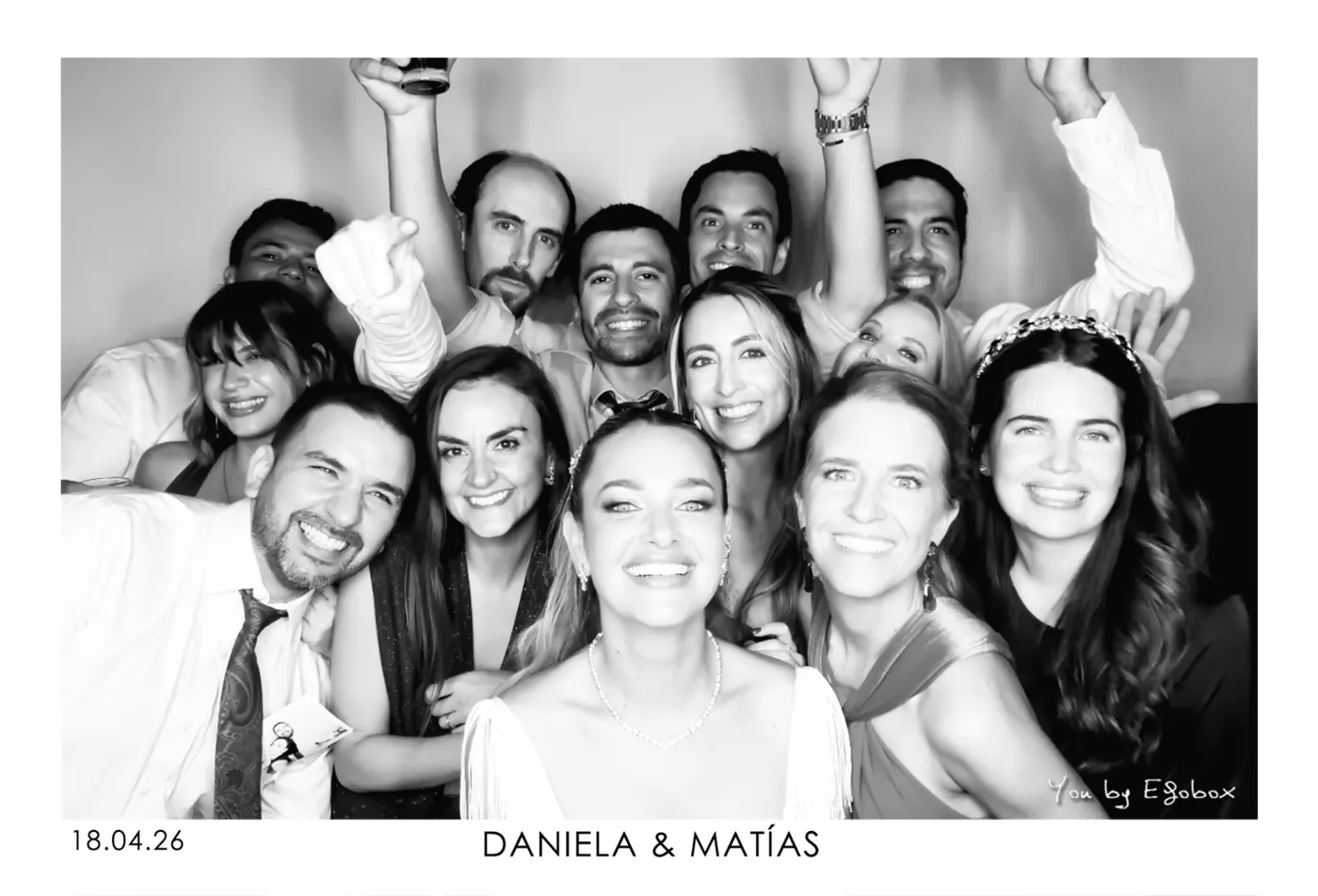 Recuerdo en escala de grises de un matrimonio en la cabina de fotos Egobox