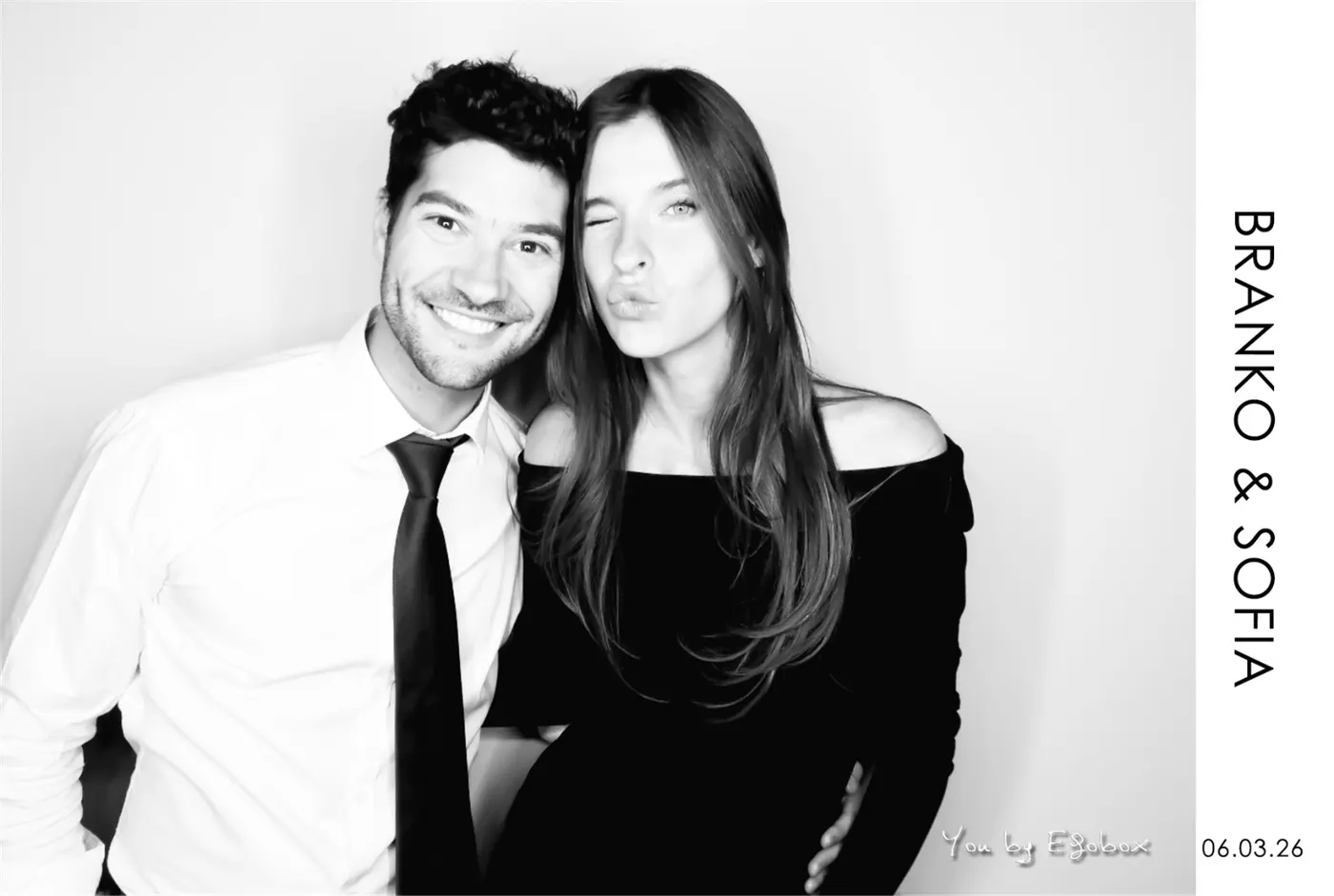 Invitados de un matrimonio en la cabina de fotos Egobox en Santiago